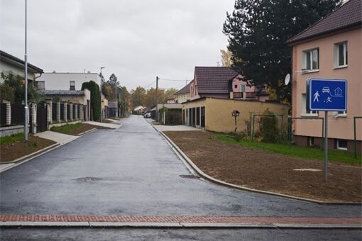 Konec prašné cesty na sídlišti Kavkaz v Domažlicích_1125_město Domažlice (1)