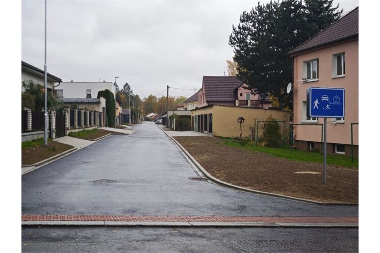 Konec prašné cesty na sídlišti Kavkaz v Domažlicích_1125_město Domažlice (1)