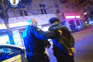 Rozzuřený muž kopl do auta strážníků a pokusil se utéct_1225_MPP