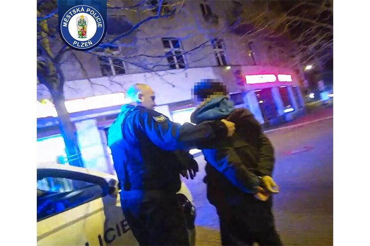 Rozzuřený muž kopl do auta strážníků a pokusil se utéct_1225_MPP