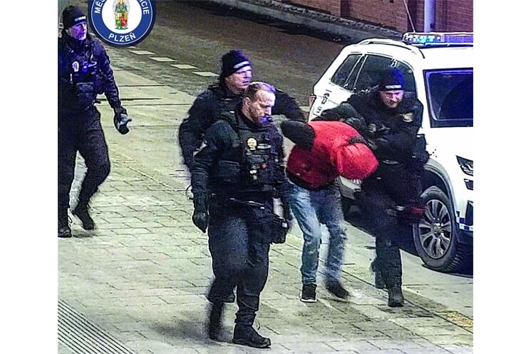 Opilý cestující vyhrožoval řidiči autobusu v Plzni_0126_MPP