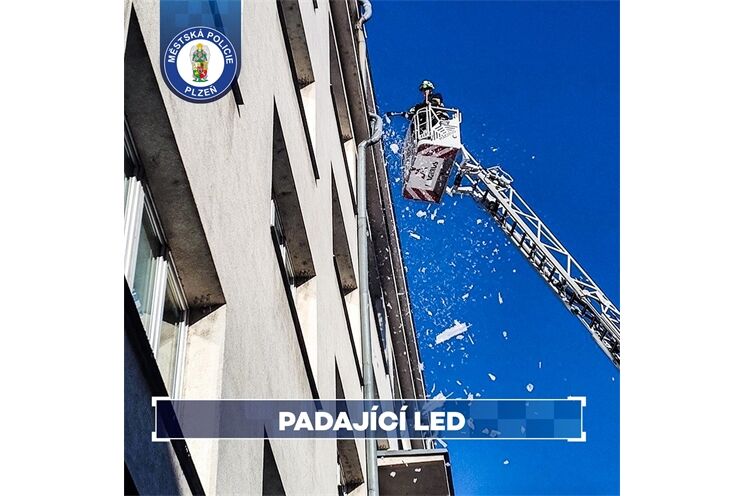 hasiči odstraňují led na střechách_0126_MPP