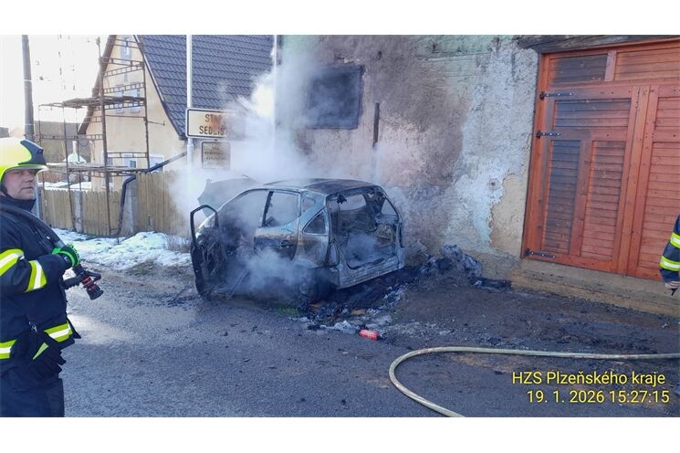 požár auta Staré Sedliště_0126_HZSPK (1)