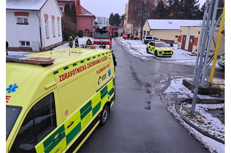 Pacient léčebny vylezl na stožár_0126_fb hasiči Dobřany