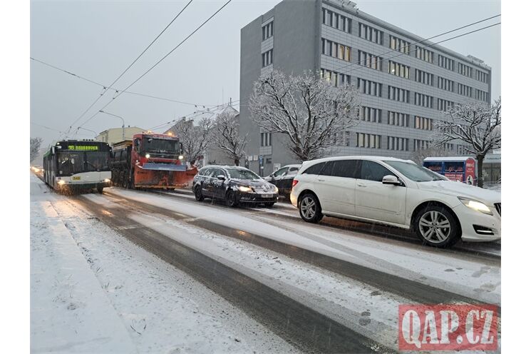 zima_sníh_trolejbus_sypač_Plzeň_0126_QAP
