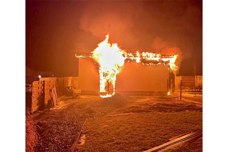 Ranní požár ve Spáleném Poříčí zachvátil dílnu a saunu_0226_JSDH Spálené Poříčí (1)