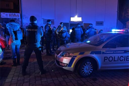policie baly v noci v akci policie baly v noci v akci