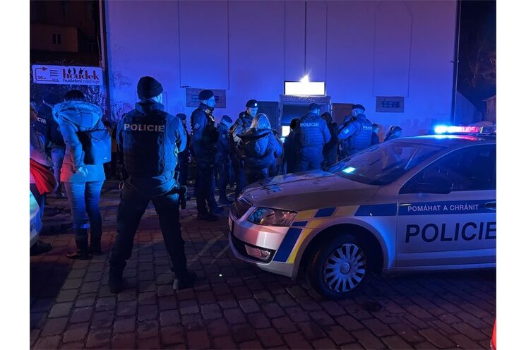 policie baly v noci v akci