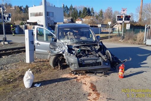 Střet vlaku s autem v Mirošově_0326_HZSPK (1)