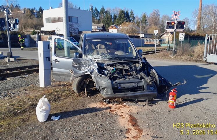 Střet vlaku s autem v Mirošově_0326_HZSPK (1)