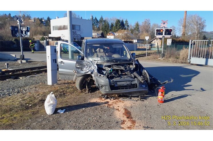 Střet vlaku s autem v Mirošově_0326_HZSPK (1)