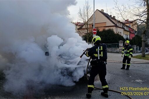 požár auta Plzeň_0326_HZSPK (1)