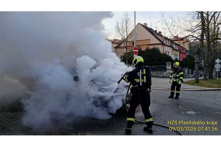 požár auta Plzeň_0326_HZSPK (1)