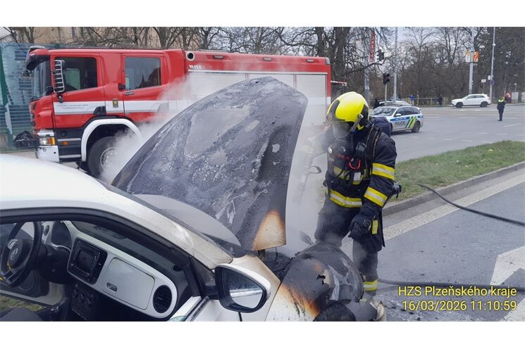 požár auta Klatovská_0326_HZSPK (2)