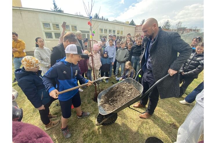 sázení stromů žáci zš_0326_MMP (1)