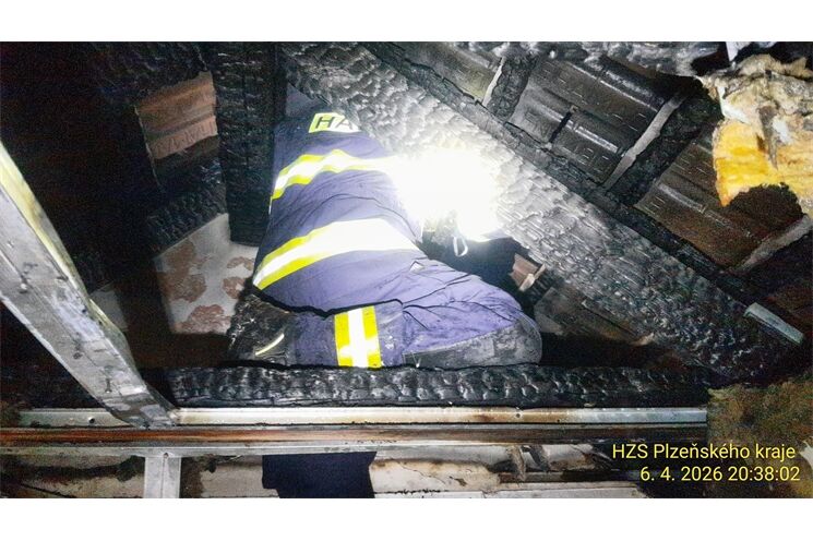 požár dům Horní Bříza_0426_HZSPK (2)