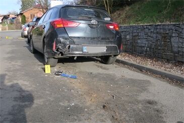 Poškozený plot i zaparkované auto_0426_PČR