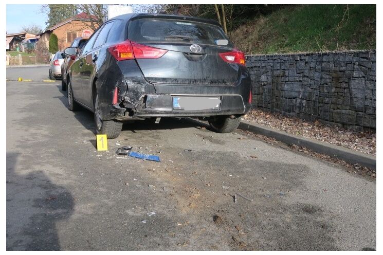 Poškozený plot i zaparkované auto_0426_PČR