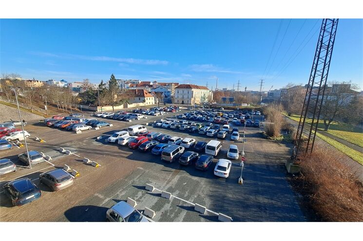 parkování pod mostem generála Pattona_0426_parkingplzen.cz