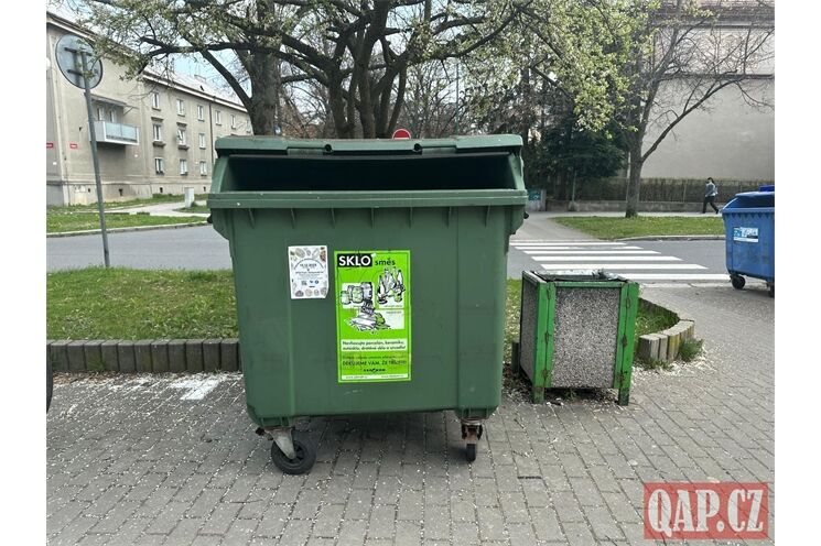 Kontejner na sklo_0426_QAP