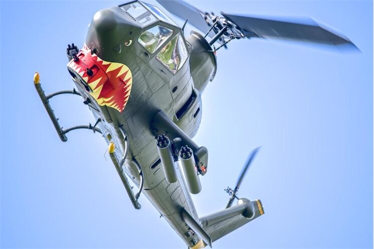 Bell AH-1 Cobra_Den ve vzduchu 2026