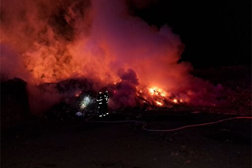 Noční požár skládky u Dobřan_0426_ FB Hasiči Dobřany (1)