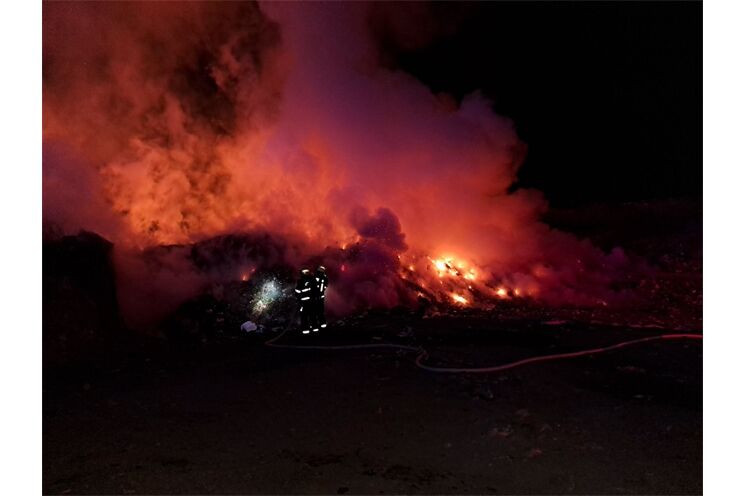 Noční požár skládky u Dobřan_0426_ FB Hasiči Dobřany (1)