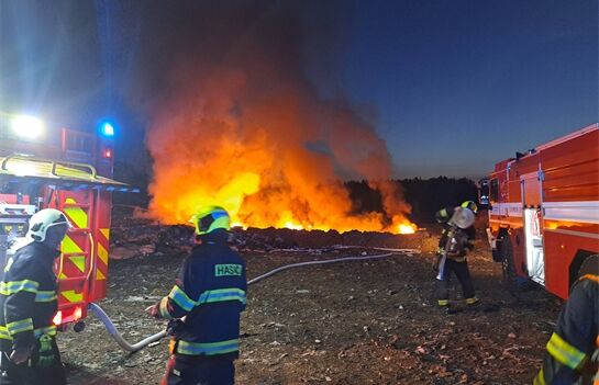 požár skládky Dobřany_0426_foto FB hasiči dobřany (8)