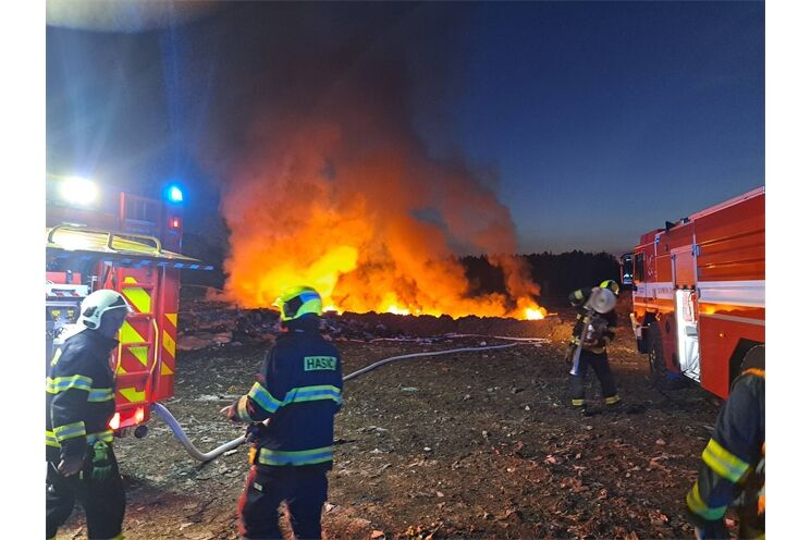 požár skládky Dobřany_0426_foto FB hasiči dobřany (8)