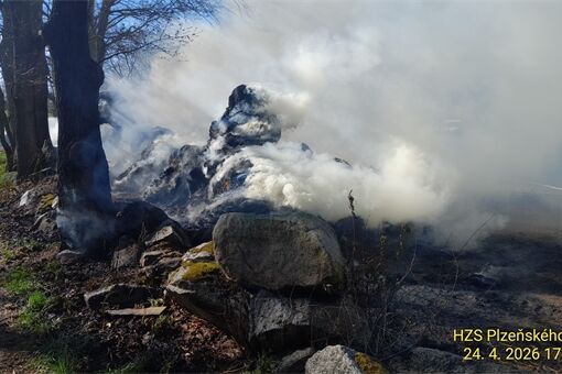 U obce Čejkovy hoří balíky slámy_0426_HZSPK (1)