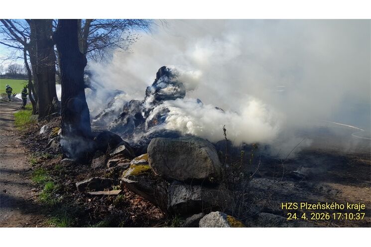 U obce Čejkovy hoří balíky slámy_0426_HZSPK (1)