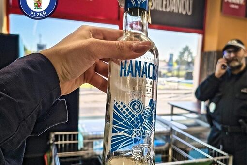 muž v Plzni začal pít ještě mezi regály_0426_MPP