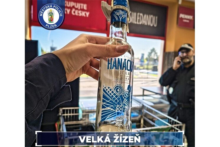 muž v Plzni začal pít ještě mezi regály_0426_MPP