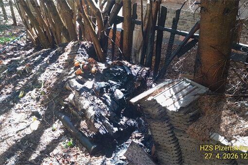 V Opolenci hořel kompost, plameny zasáhly plot i stromy_0426_HZSPK (1)