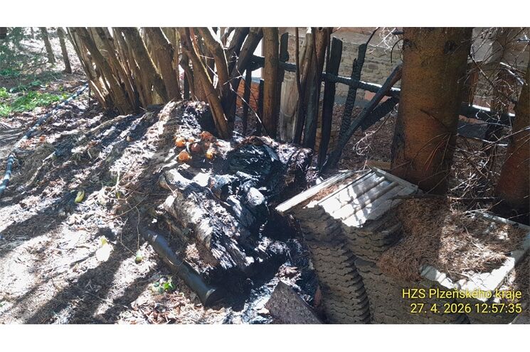 V Opolenci hořel kompost, plameny zasáhly plot i stromy_0426_HZSPK (1)