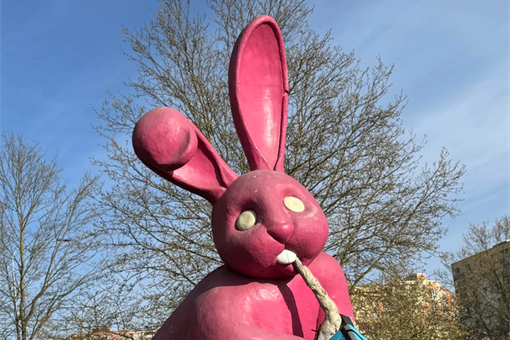 růžový králík požírá kurýra_0426_foto Eliška Darvašová (2)