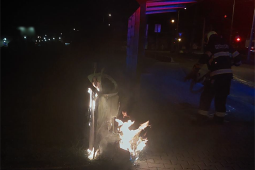 Zapaloval matrace a kontejnery_0426_PČR (1)