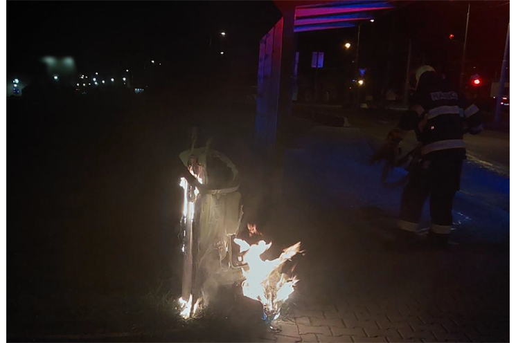 Zapaloval matrace a kontejnery_0426_PČR (1)