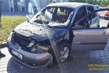 požár auto Plzeň_0526_HZSPK (2)