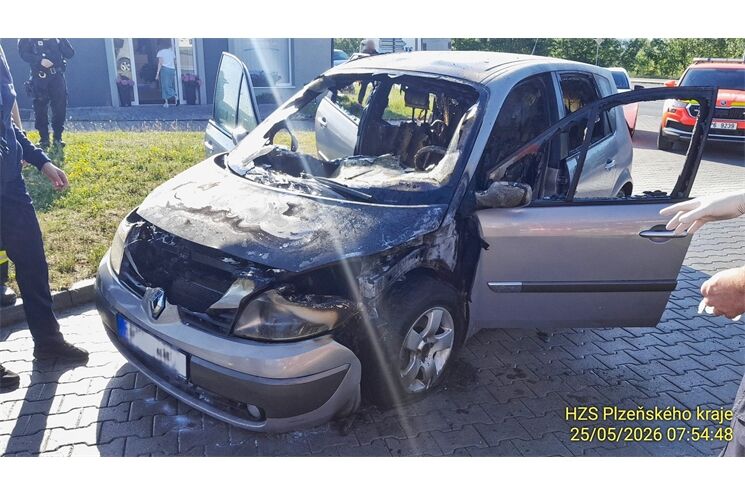 požár auto Plzeň_0526_HZSPK (2)