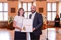 Oceněná provozní zaměstnankyně Monika Lohrová, primátor Roman Zarzycký
