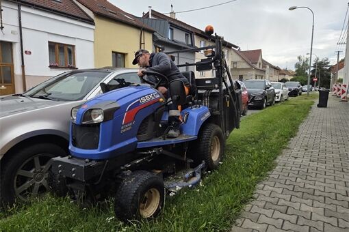 Nový způsob sečení na Čtyřce_0826_UMO4 (1) Nový způsob sečení na Čtyřce_0826_UMO4 (1)