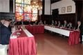 Setkání u stolu, za kterým usedli zástupci Plzeňského kraje a velvyslanectví Vietnamé socialistické republiky v Praze.