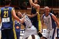 Jan Suchý a Jaroslav Kovanda brání pokus soupeře pod vlastním košem. 