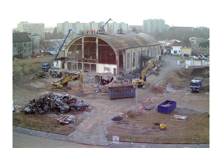 Již částečně rozebraná budova budoucího planetária v pondělí 30. ledna 2012. 