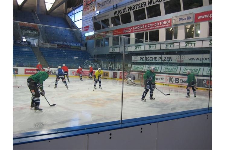  Hokejisté Plzně 9.2.2010 při rozbruslení 
