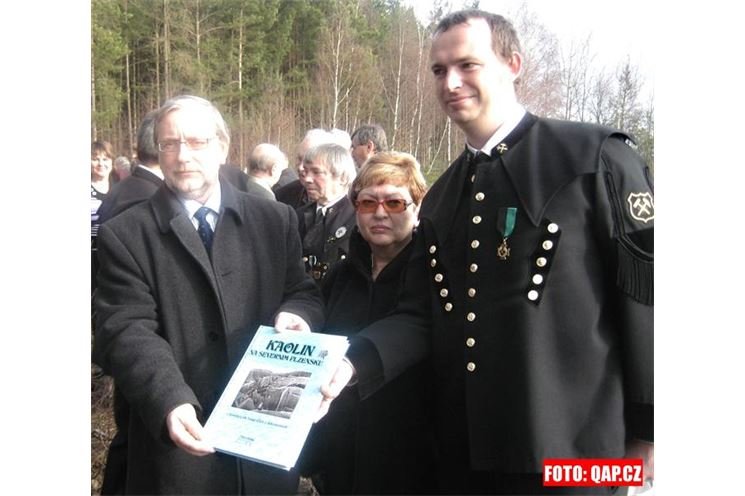 Generální ředitel LB Minerals Ing. Ladislav Matoušek, paní Miroslava Mašková a Viktor Mašek. 