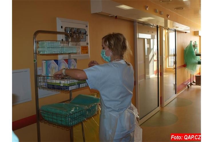 sestra před vstupem na pokoj