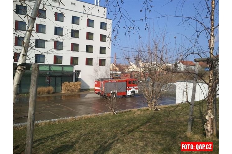 Praskla voda nad hotelem Angelo (2)