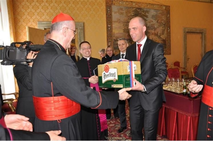 Tarcisio Bertone a Jan Šolta s pivem